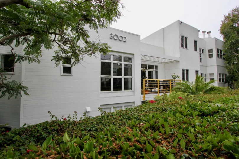 Charming MODERN community, Townhouse with covered parking, Dishwasher, Fireplace, and Laundry Features.