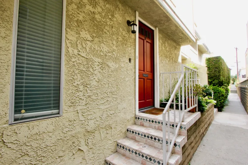 A sunny day at the front part of the Sierra Vista's community in Santa Monica, CA