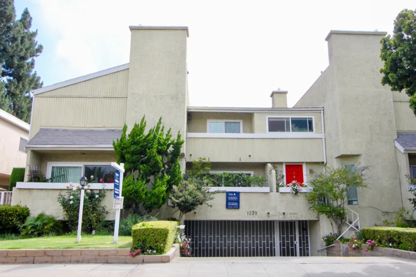 Big white house in santa monica with a nice lawn in front
