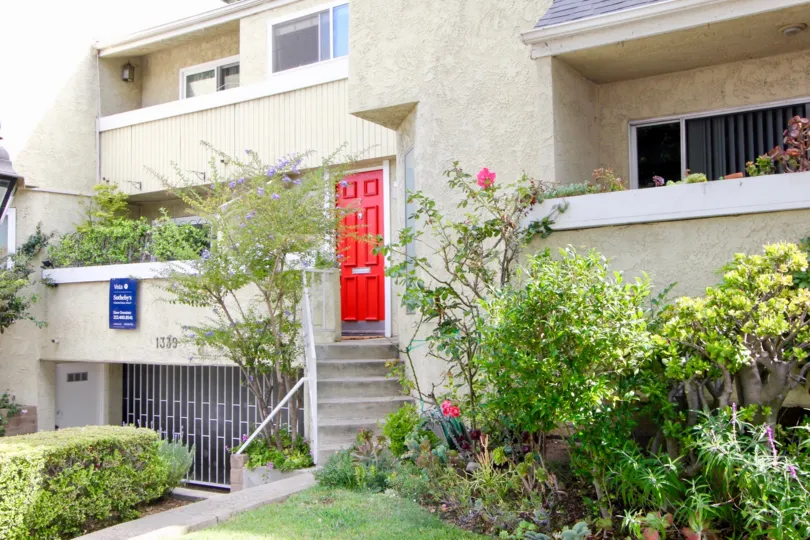 Charming gated community, Townhouse with covered parking, Dishwasher, Fireplace, and Laundry Features.