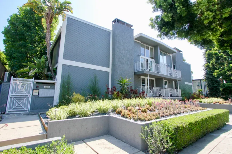 Big blue building with a large lawn in santa monica