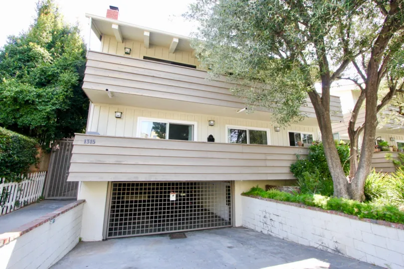 Charming gated community, Townhouse with covered parking, Dishwasher, Fireplace, and Laundry Features.