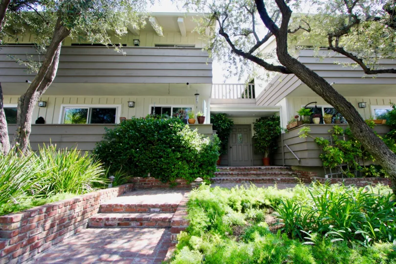 a nice and sweet sunny day and love to see house in USA for rent