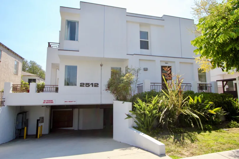 2512 Sunset park villa and it's green and urban neighborhood, Santa Monica, California