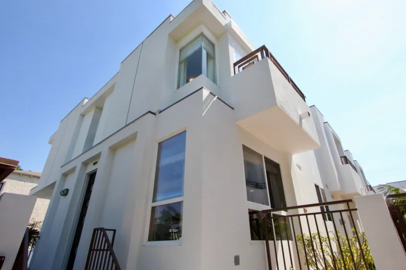 A sunny day at the front part of the Sunset Park Villas' community in Santa Monica, CA