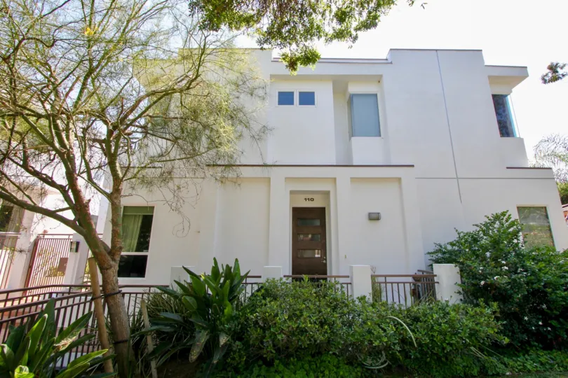 Big house in santa monica with a large lawn having plants and trees