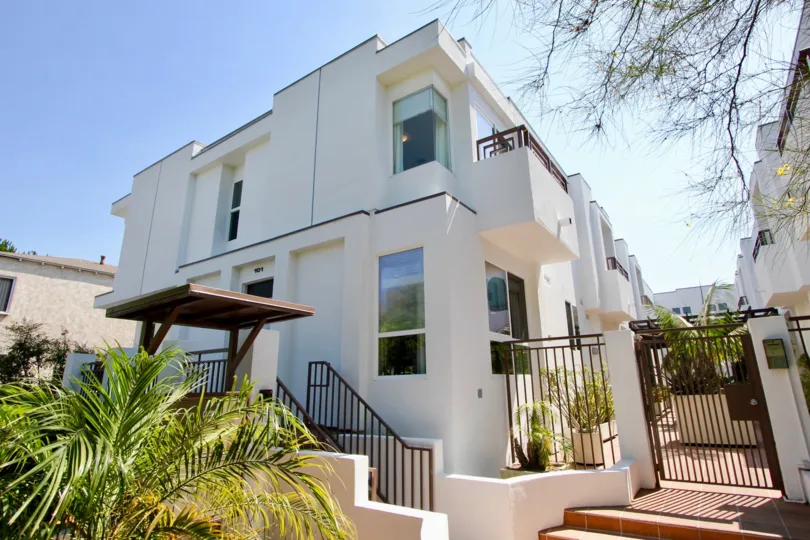 Big white building in santa monica with brown metallic working