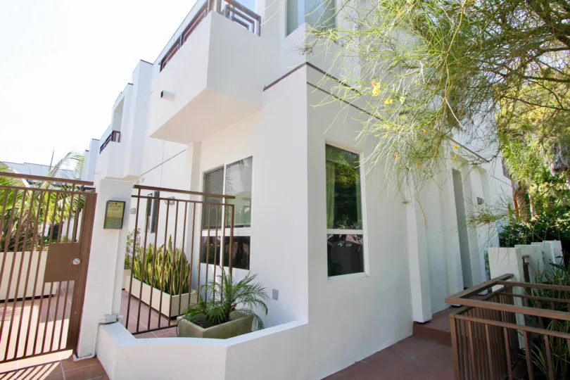 A beautiful day in the Sunset Park Villas with small gates.