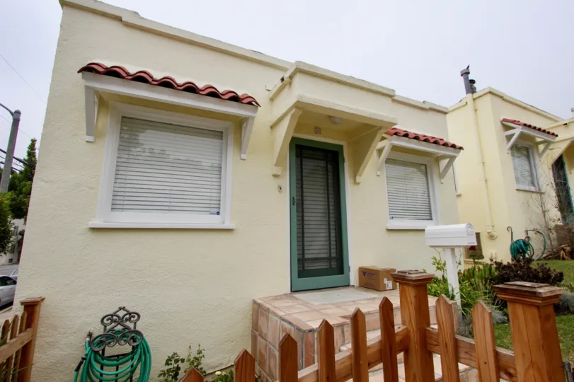 Sunshine court amazingly clean apartment and neat yard, Santa Monica