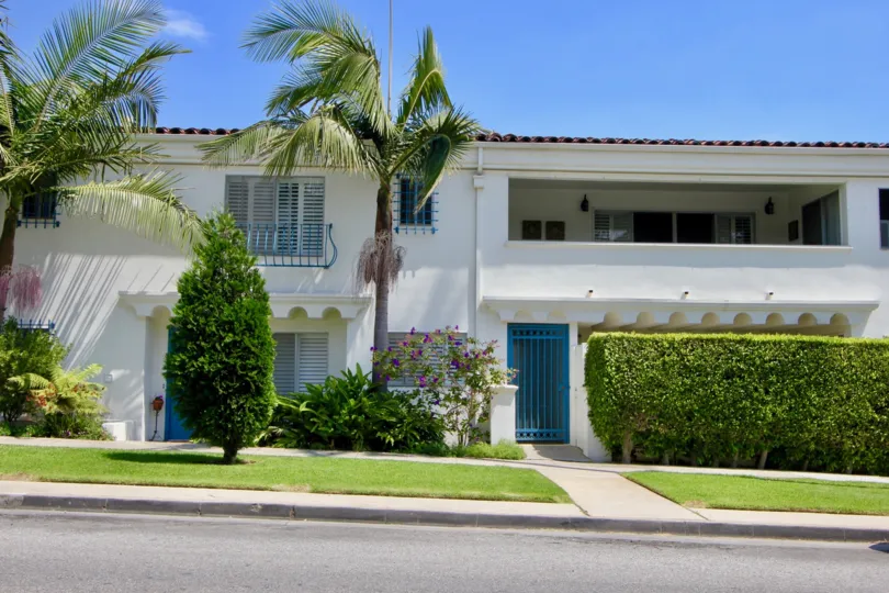 A sunny street view of the yards of The Mediterranean in Santa Monica, California.