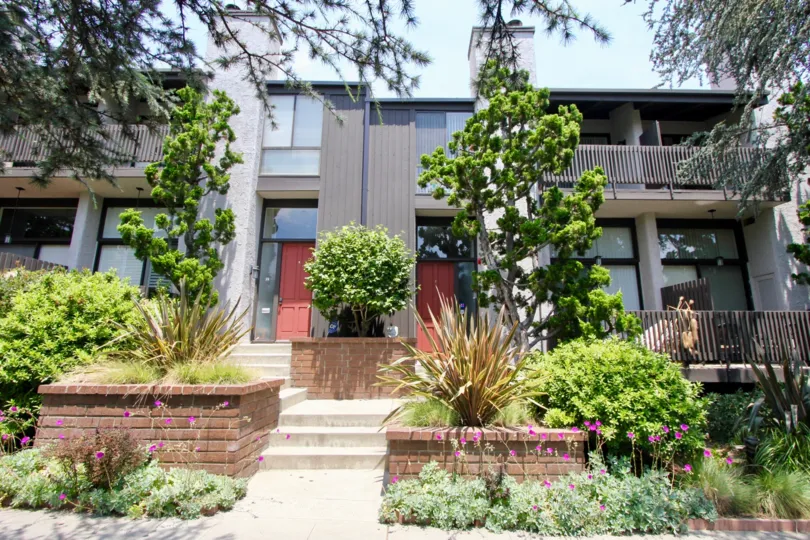 Large building in santa monica with different colors and plants
