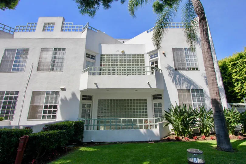 Charming gated community, Townhouse with covered parking, Dishwasher, Fireplace, and Laundry Features.
