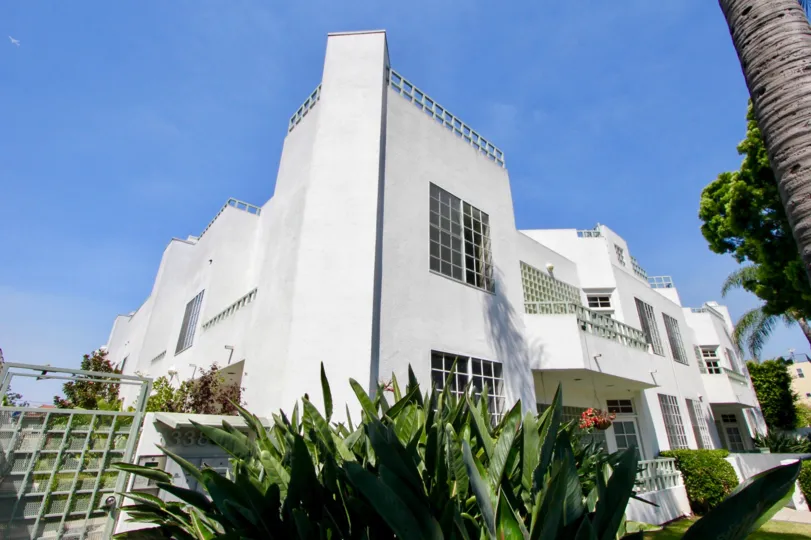 Super Awesome edifice with green flowering plants at the Standford, Santa Monica