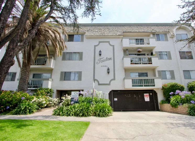 A sunny day at the front part of the Toulon Gardens' community in Santa Monica, CA