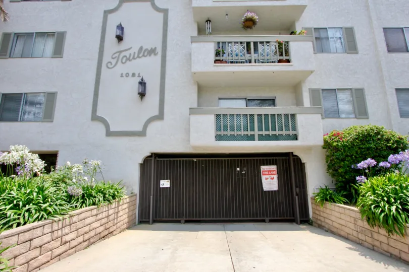 A retro-chic Santa Monica community with balcony space and beautiful gardens.