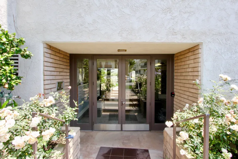 Entry of a big building in santa monica with brown door with glasses