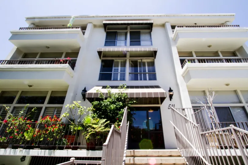 The entrance into Vicente Court in Santa Monica