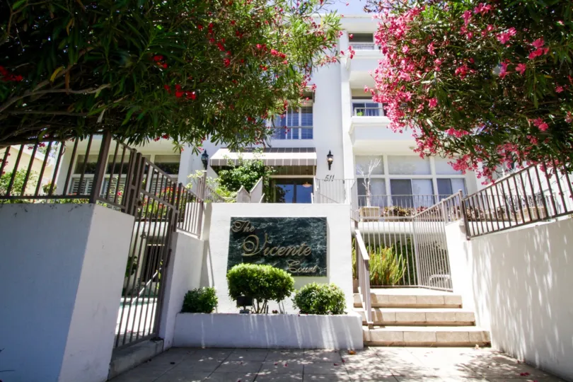 The entryway into Vicente Court