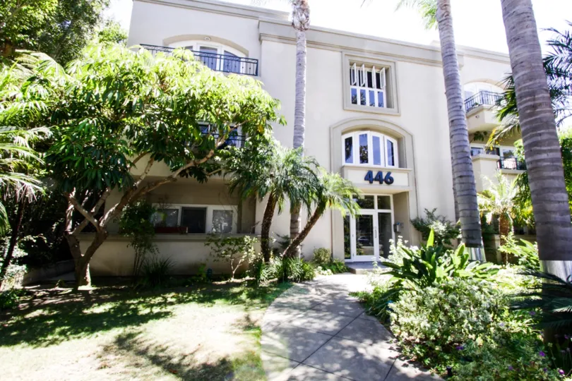 The walkway into Vicente Del Mar in Santa Monica