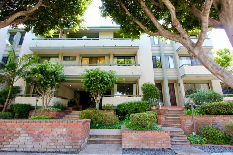 A sunny day at the front part of the Villa Centinela's community in Santa Monica, CA