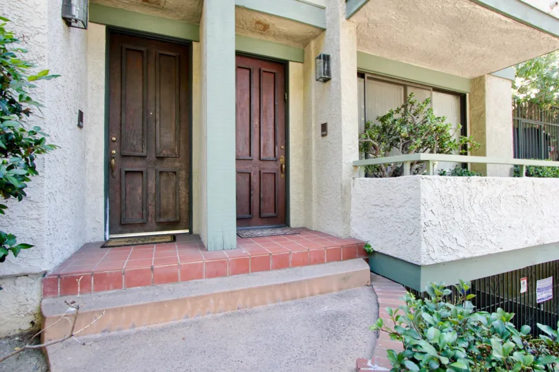 A sunny day at the front entrance of the Villa Centinela's community in Santa Monica, CA