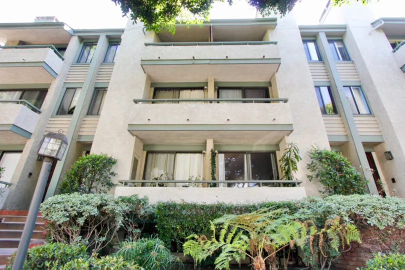 A best apartment for a family to live in villa engines Santa Monica california