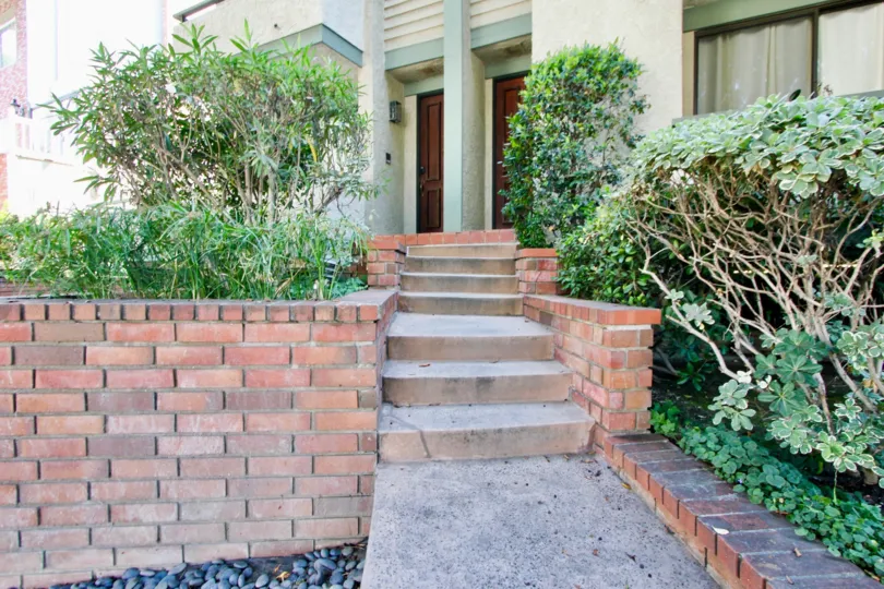 A sunny day at the front part of the Villa Centinela's community in Santa Monica, CA