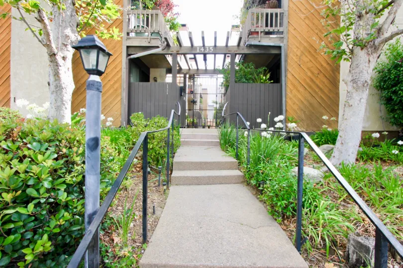 Villa Monica and it's superbly clear green surroundings and yellow wooden wall, Santa Monica, California