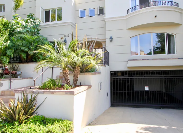 A sunny day at the front part of the Villa Toscana's community in Santa Monica, CA