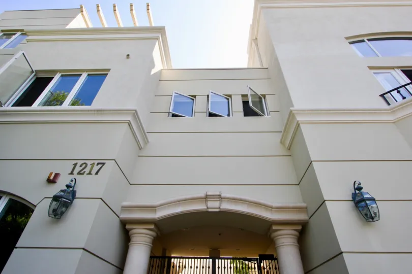 Big white building in santa monica with white windows and pleasant weather