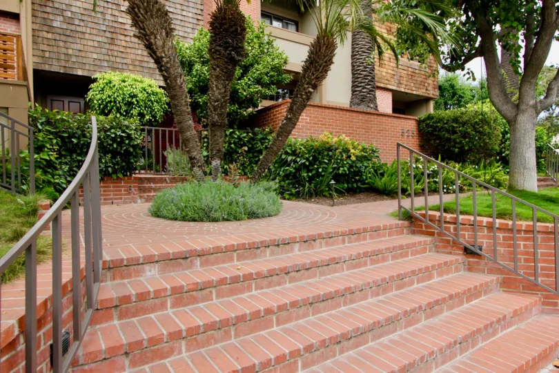 A sunny day at the front part of the Villas Vicente's community in Santa Monica, CA