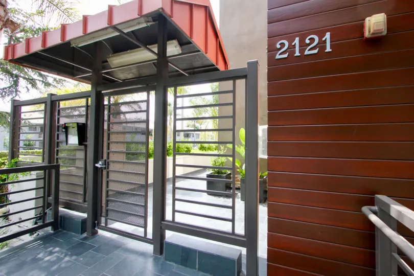 2121 number building in santa monica with charming colors