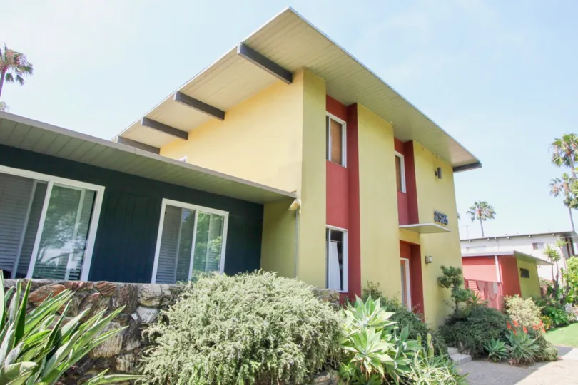 Colorful and big home in santa monica with many plants