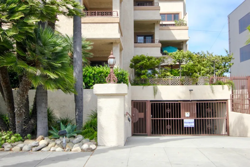 A sunny day at the front part of the Wilshire IX's community in Santa Monica, CA
