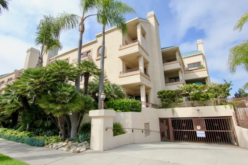 A sunny day at the front part of the Wilshire IX's community in Santa Monica, CA