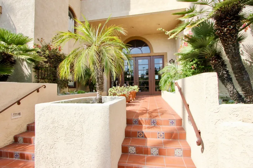 Closer view of the stairway and entrance to Wilshire IX, Santa Monica, California