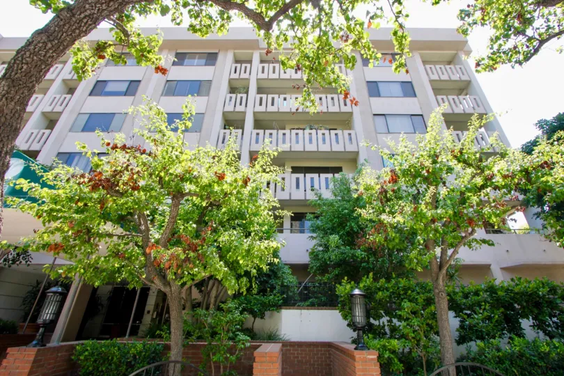 A sunny day at the front part of the Wilshire Ocean Terrace's community in Santa Monica, CA