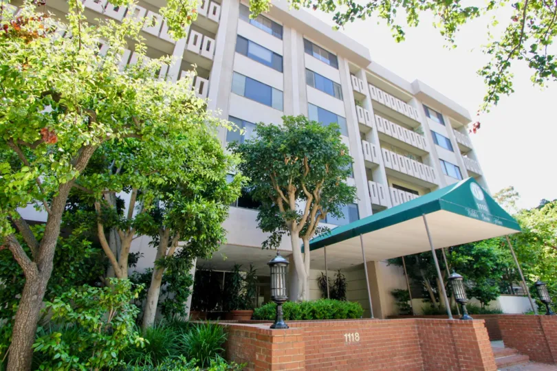 A sunny day at the front part of the Wilshire Ocean Terrace's community in Santa Monica, CA