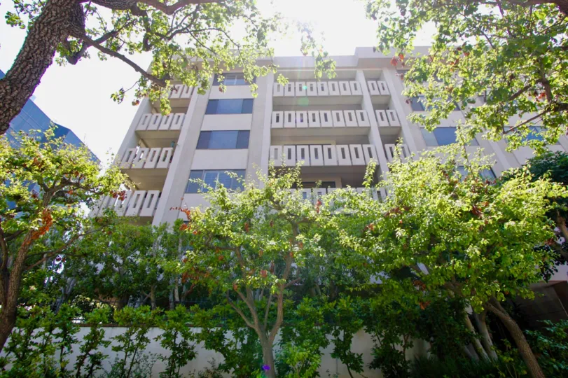 A sunny day in the Wilshire Ocean Terrace with a big apartment.