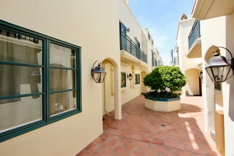A sunny day at the valley of Wilshire Princeton's community in Santa Monica, CA