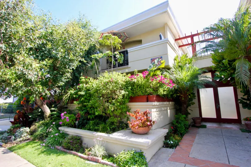 Exterior of the Yale Street Condos in Santa Monica, California on a very sunny day
