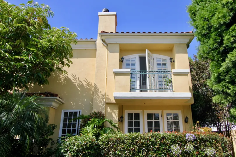 rich yellow walls and amazing greenery of Yale Street Townhomes, Santa Monica, California