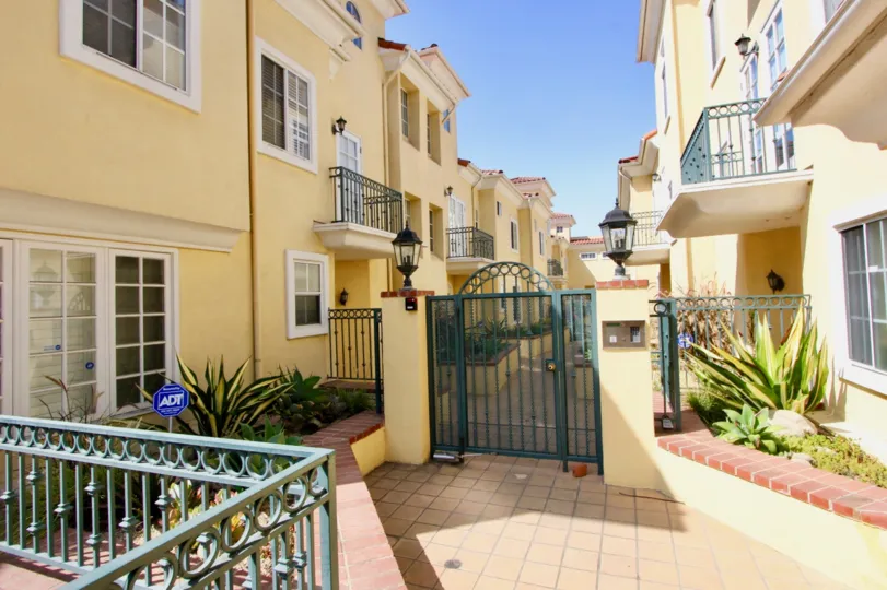 Nestled in the warm, sunny center of Florida, Orlando is a city of tourism, research, technology, and entertainment. It’s the perfect place to work, play, and live life to the fullest. Walt Disney, Sea World Orlando, and the Universal Resort theme parks, 