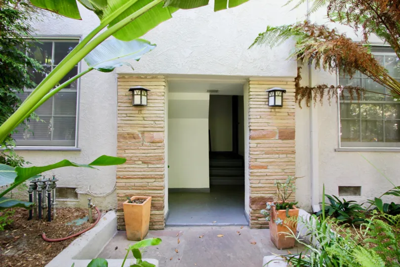 Stone slabbed entryway of a home in Yale Street - Santa Monica, CA.