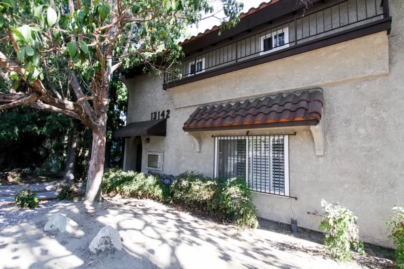 The building at 13142 Riverside Dr in Sherman Oaks