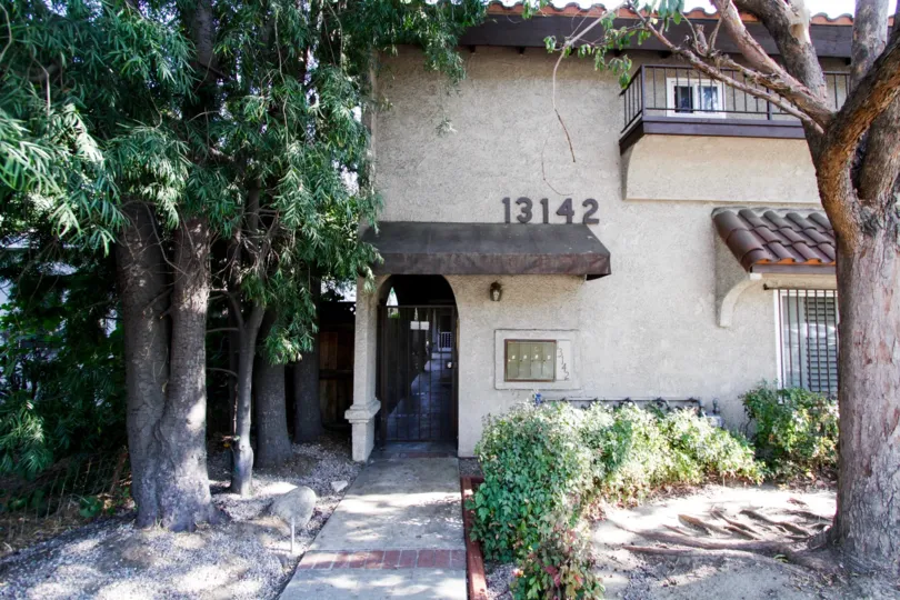 The entrance into 13142 Riverside Dr