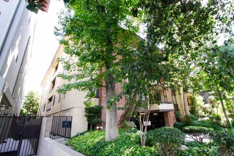 The building at 13214 Moorpark St in Sherman Oaks
