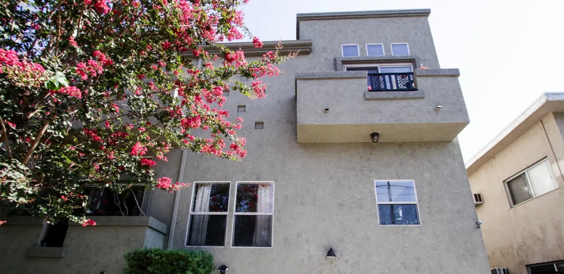 The balcony at 13250 Moorpark St in Sherman Oaks