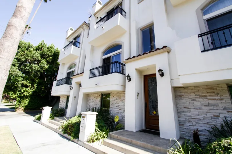 The entrance into 13260 Landale St in Sherman Oaks