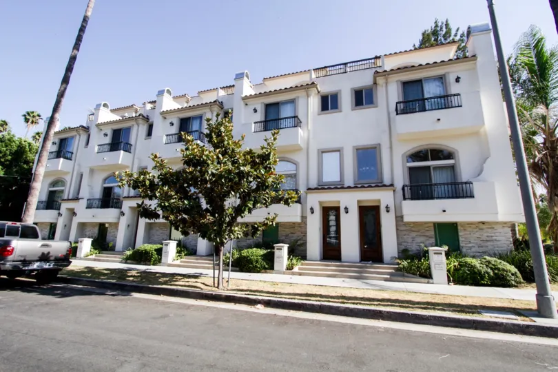 The building at 13260 Landale St in Sherman Oaks